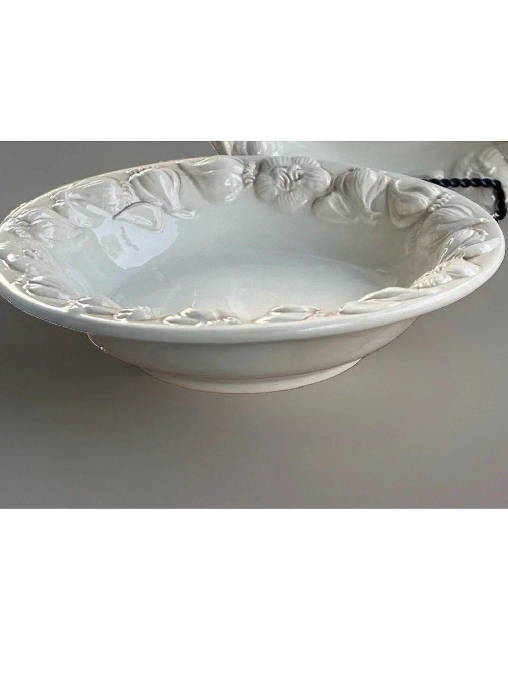 4 Pottery Barn 10' White Pasta Bowls  Embossed Garlic Bulb Rims Made In Italy 4